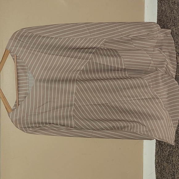 Tops - 🍭5/$8 Women's Long sleeve blouse tan stripe XXL